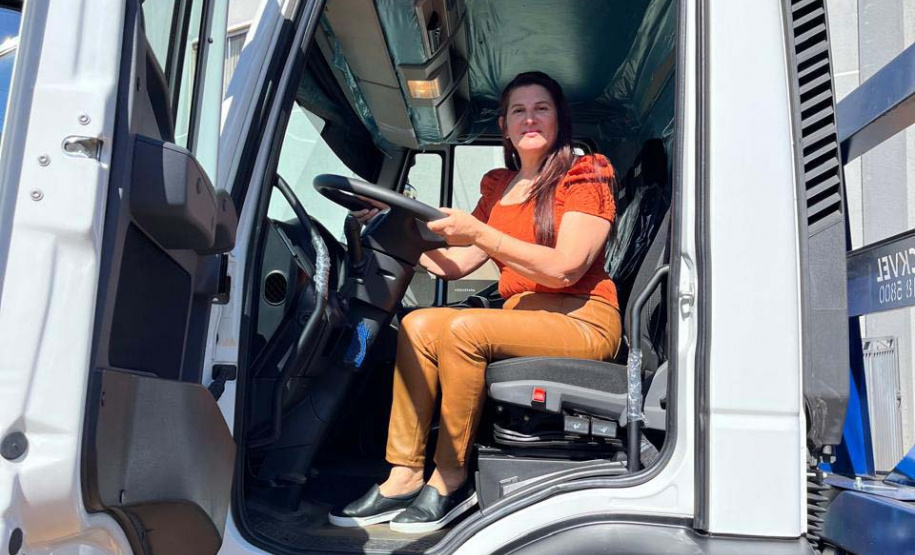 Goioxim é mais um município que foi contemplado no início deste ano com recursos a fundo perdido via Secid. Com a liberação no valor de R$ 735.800,00, a prefeitura comprou um caminhão com plataforma (prancha), zero quilômetro.