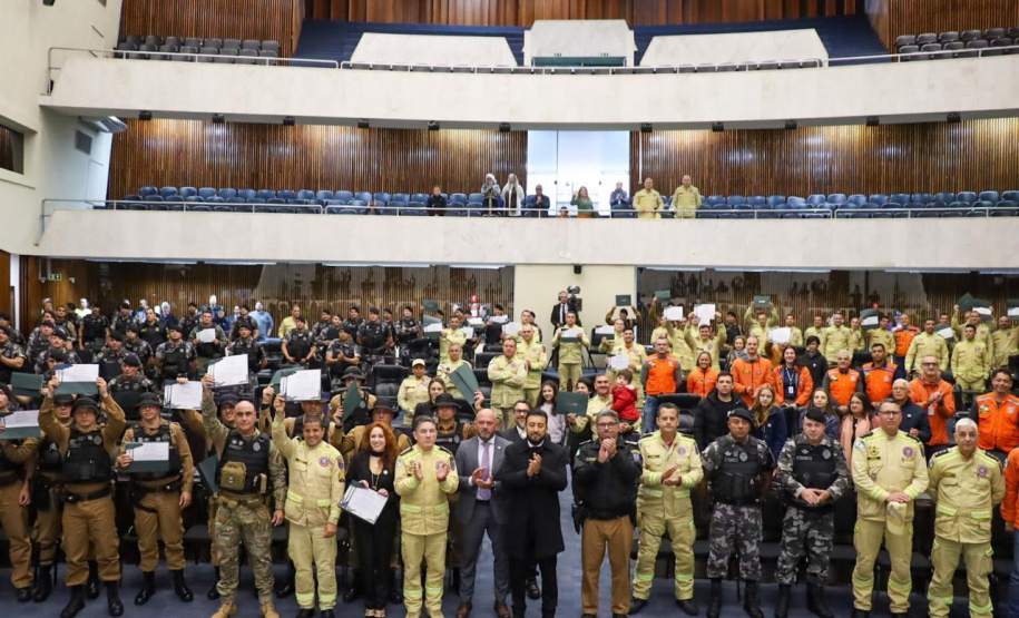Forças de segurança do Paraná que atuaram em ações no Rio Grande do Sul são homenageadas