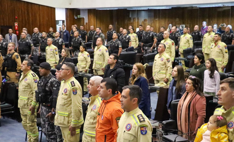 Forças de segurança do Paraná que atuaram em ações no Rio Grande do Sul são homenageadas