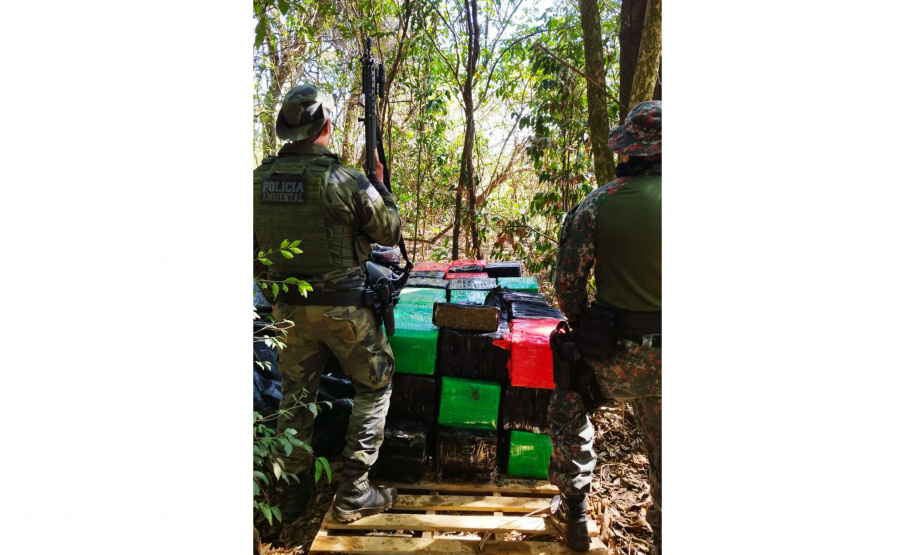 Polícia Ambiental apreende 933,85 kg de substância análoga a maconha em Umuarama
