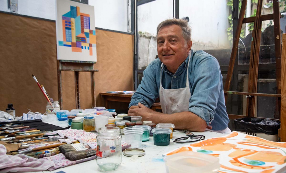 O artista plástico Jefferson Svoboda é o novo residente do Museu Casa Alfredo Andersen