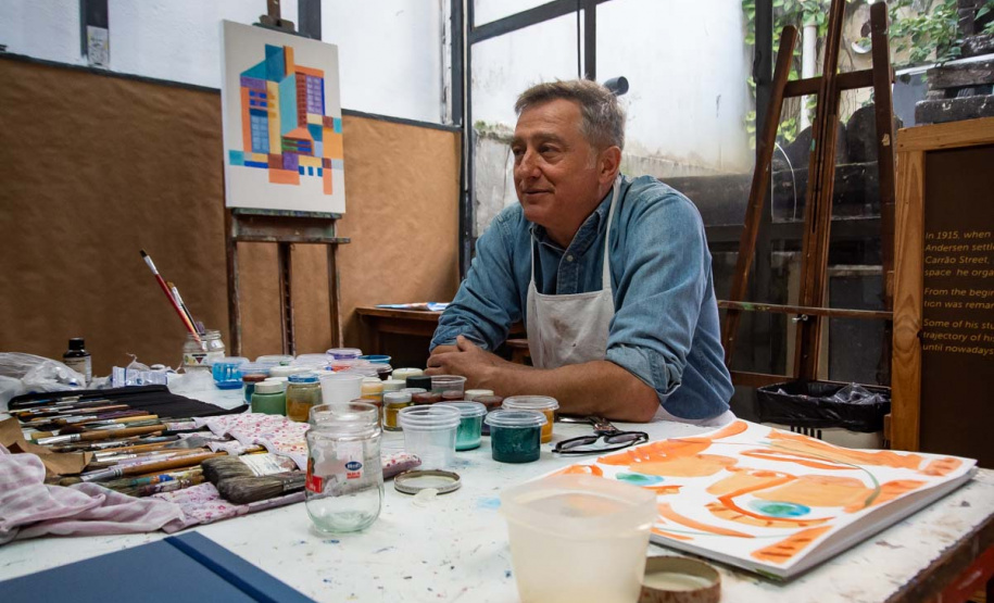 O artista plástico Jefferson Svoboda é o novo residente do Museu Casa Alfredo Andersen