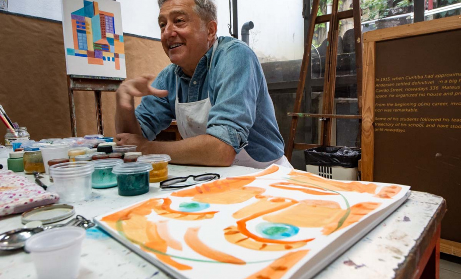O artista plástico Jefferson Svoboda é o novo residente do Museu Casa Alfredo Andersen