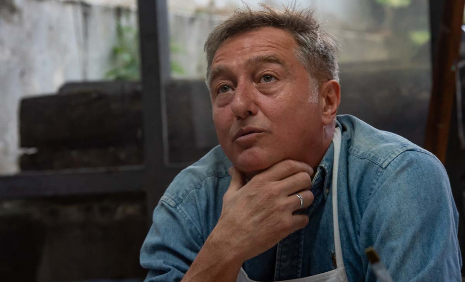 O artista plástico Jefferson Svoboda é o novo residente do Museu Casa Alfredo Andersen