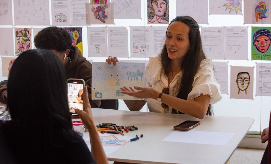 MAC Paraná - Oficina de desenho em fotos