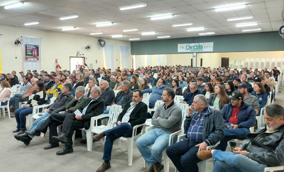 Em evento sobre produção de leite, Estado defende tecnologia e presença do jovem no campo