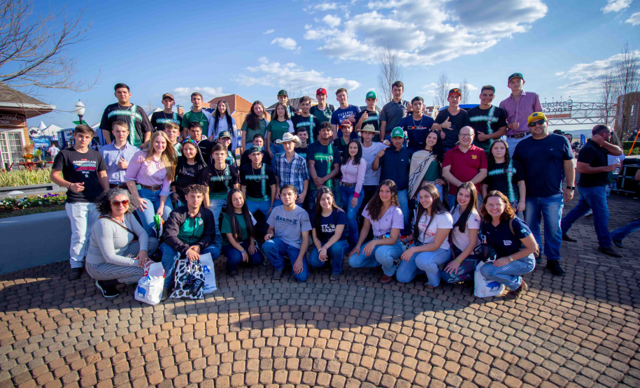 1,2 mil alunos da rede estadual visitam Agroleite, em Castro