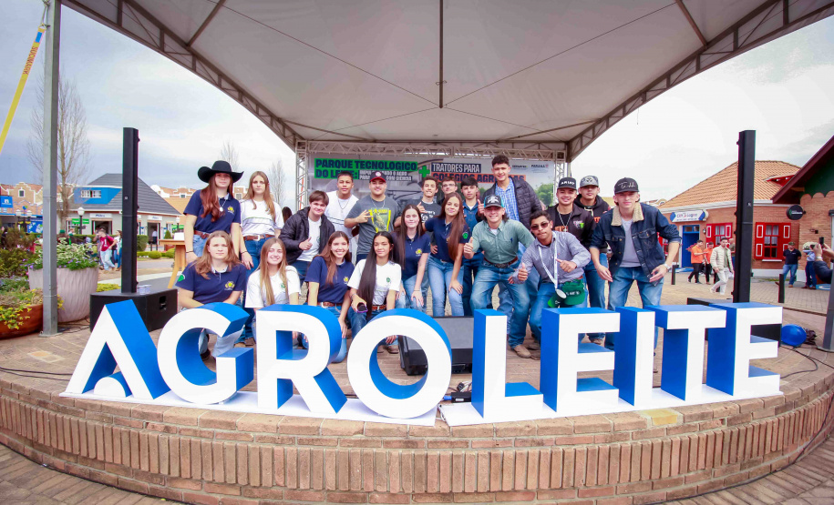 1,2 mil alunos da rede estadual visitam Agroleite, em Castro
