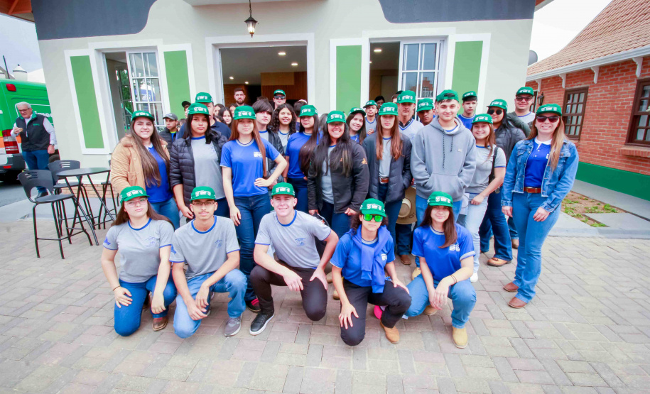 1,2 mil alunos da rede estadual visitam Agroleite, em Castro