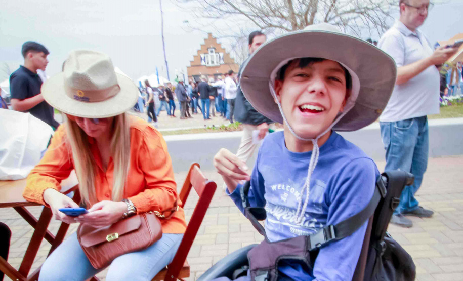 1,2 mil alunos da rede estadual visitam Agroleite, em Castro