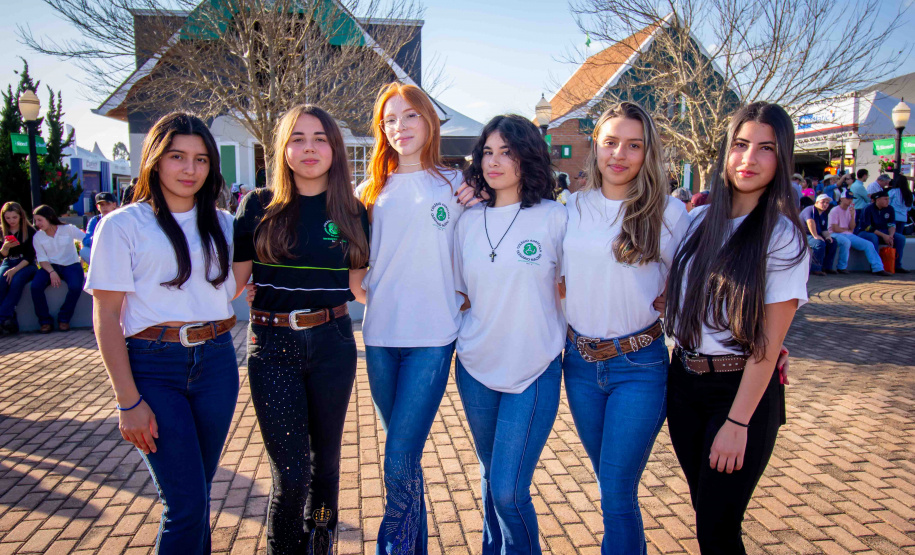 1,2 mil alunos da rede estadual visitam Agroleite, em Castro