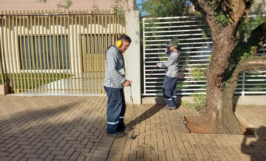 Sanepar faz pesquisa de vazamento noturna no centro de Cascavel C