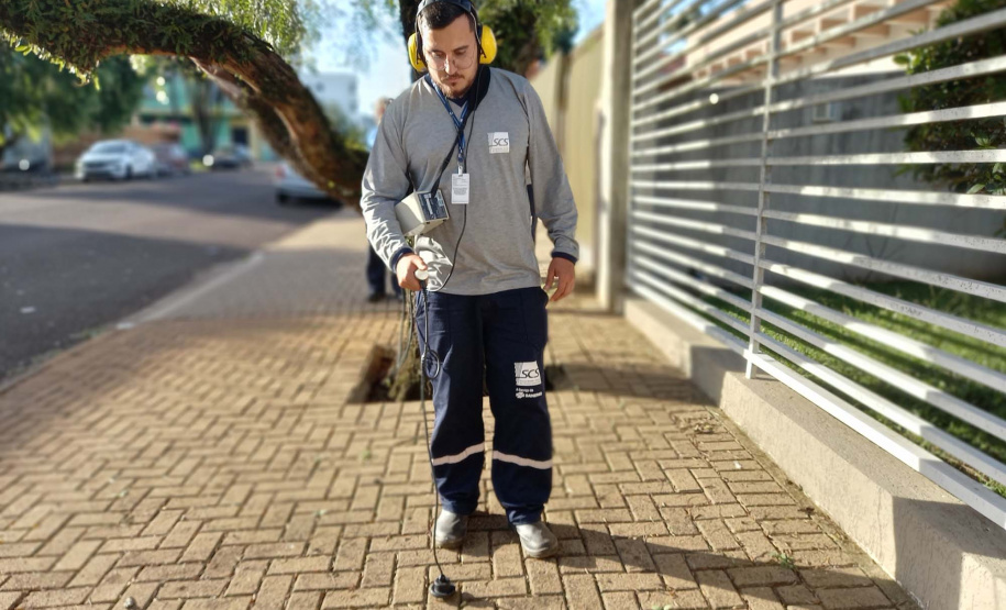 Sanepar faz pesquisa de vazamento noturna no centro de Cascavel C