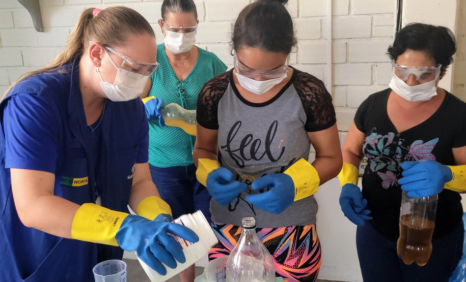 Sanepar ensina comunidade a fazer sabão ecológico