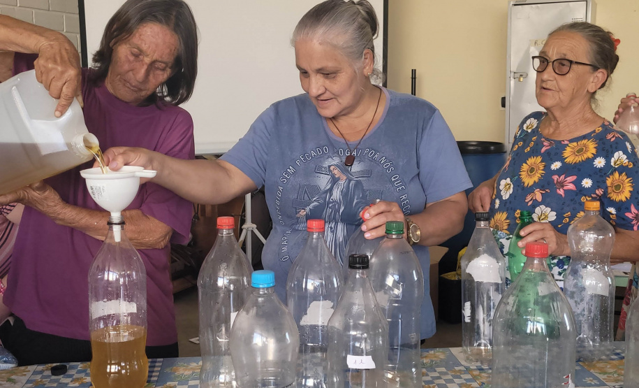 Sanepar ensina comunidade a fazer sabão ecológico