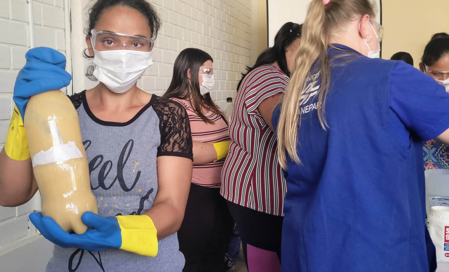 Sanepar ensina comunidade a fazer sabão ecológico