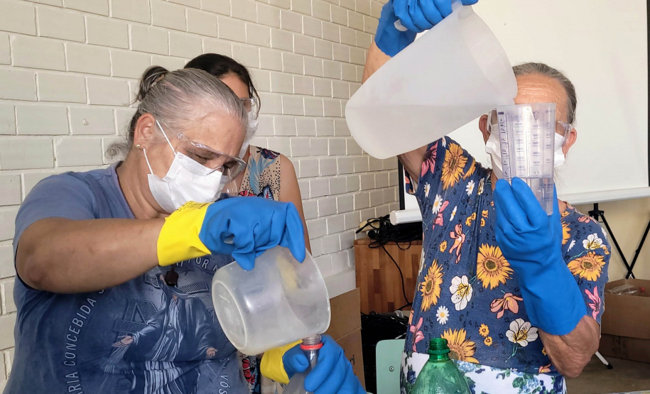Sanepar ensina comunidade a fazer sabão ecológico