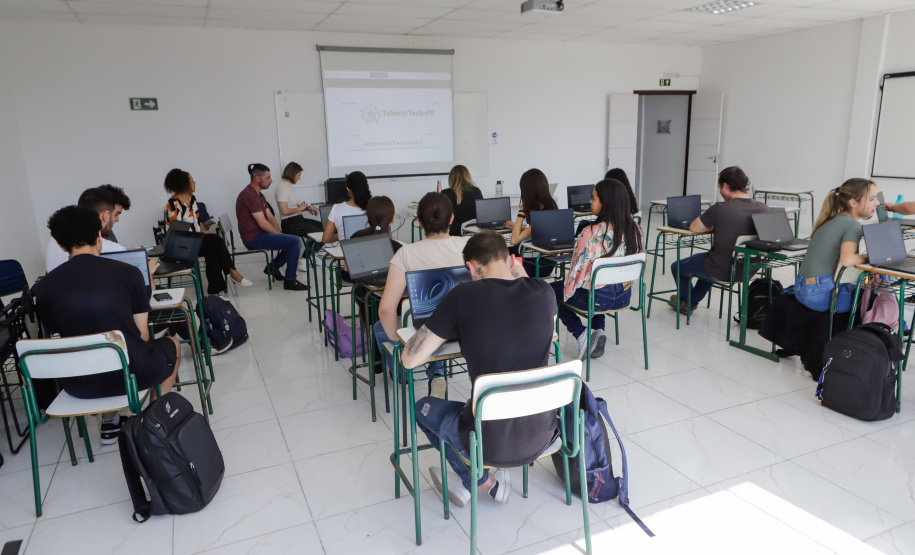 Alunos do projeto Talento Tech realizam primeira prova presencial nos 50 municípios