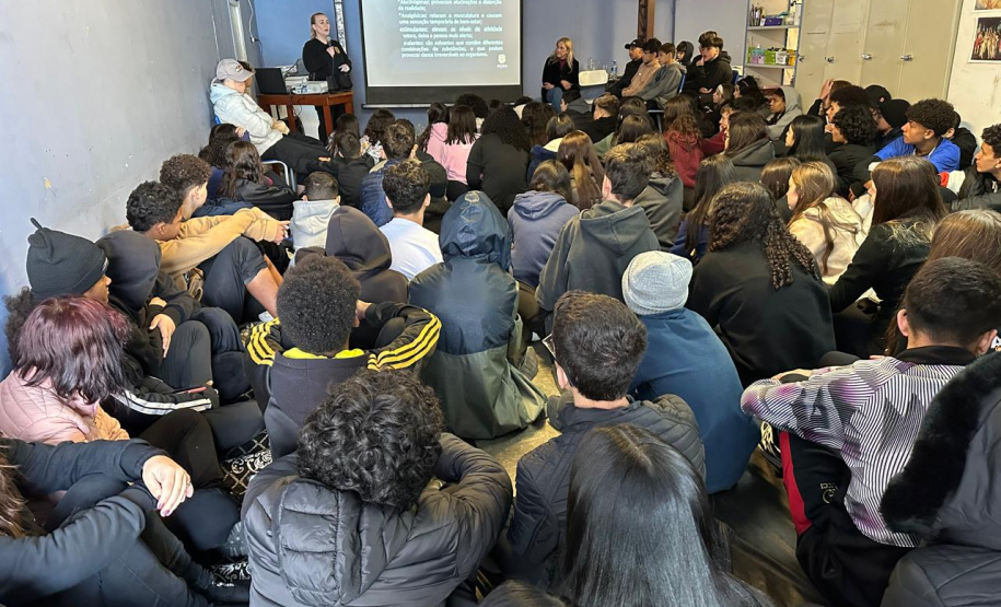 PCPR ministra palestra sobre combate às drogas para 560 estudantes de escola estadual
