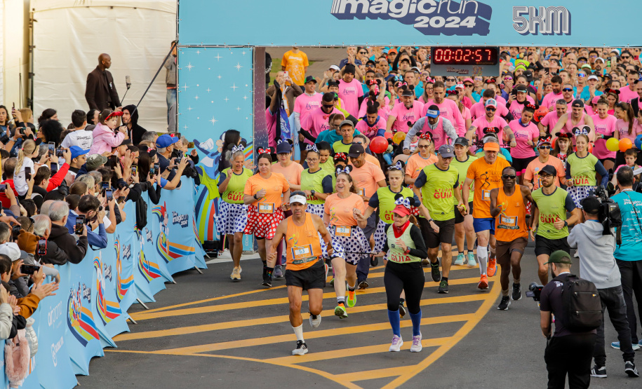 A capital paranaense foi sede neste domingo (4) da prova Disney Magic Run 2024, evento que contou com a participação de aproximadamente 5 mil atletas e aconteceu na Universidade Positivo.
