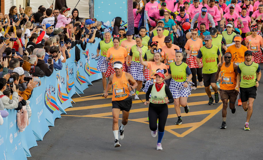 A capital paranaense foi sede neste domingo (4) da prova Disney Magic Run 2024, evento que contou com a participação de aproximadamente 5 mil atletas e aconteceu na Universidade Positivo.