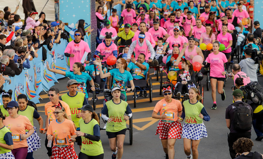 A capital paranaense foi sede neste domingo (4) da prova Disney Magic Run 2024, evento que contou com a participação de aproximadamente 5 mil atletas e aconteceu na Universidade Positivo.