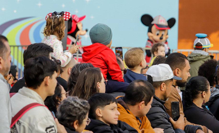 A capital paranaense foi sede neste domingo (4) da prova Disney Magic Run 2024, evento que contou com a participação de aproximadamente 5 mil atletas e aconteceu na Universidade Positivo.