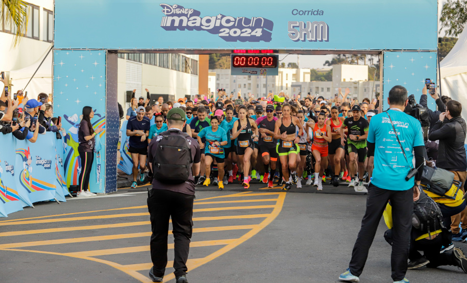 A capital paranaense foi sede neste domingo (4) da prova Disney Magic Run 2024, evento que contou com a participação de aproximadamente 5 mil atletas e aconteceu na Universidade Positivo.