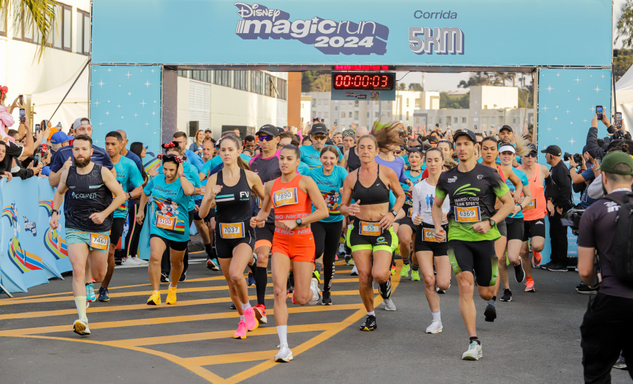 A capital paranaense foi sede neste domingo (4) da prova Disney Magic Run 2024, evento que contou com a participação de aproximadamente 5 mil atletas e aconteceu na Universidade Positivo.