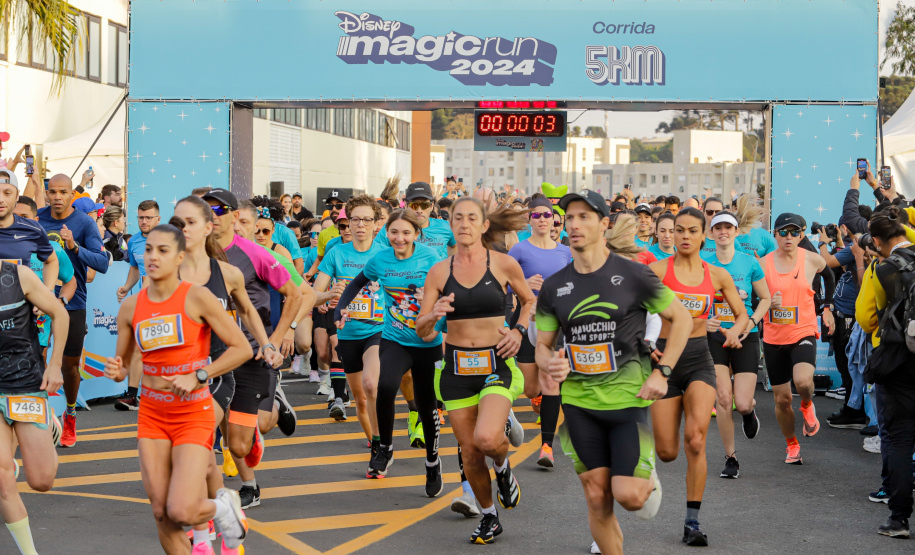 A capital paranaense foi sede neste domingo (4) da prova Disney Magic Run 2024, evento que contou com a participação de aproximadamente 5 mil atletas e aconteceu na Universidade Positivo.