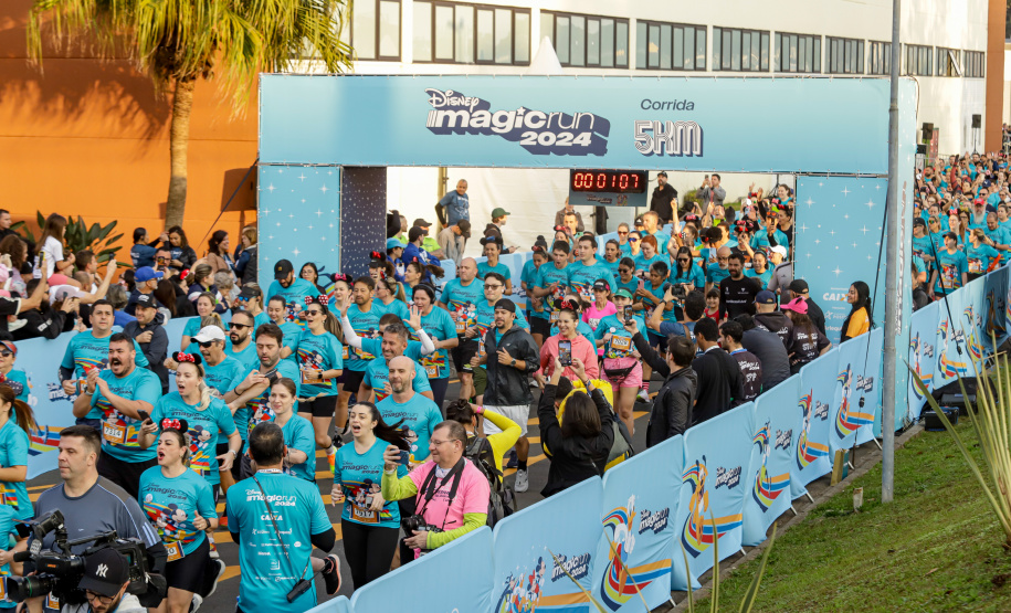 A capital paranaense foi sede neste domingo (4) da prova Disney Magic Run 2024, evento que contou com a participação de aproximadamente 5 mil atletas e aconteceu na Universidade Positivo.