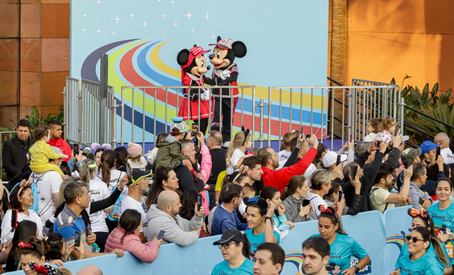 A capital paranaense foi sede neste domingo (4) da prova Disney Magic Run 2024, evento que contou com a participação de aproximadamente 5 mil atletas e aconteceu na Universidade Positivo.