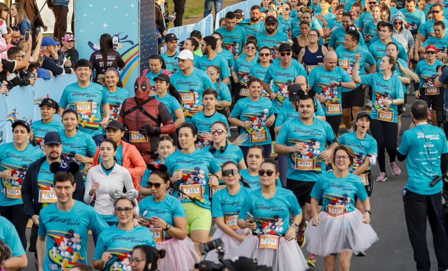 A capital paranaense foi sede neste domingo (4) da prova Disney Magic Run 2024, evento que contou com a participação de aproximadamente 5 mil atletas e aconteceu na Universidade Positivo.
