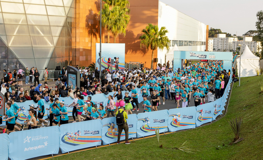 A capital paranaense foi sede neste domingo (4) da prova Disney Magic Run 2024, evento que contou com a participação de aproximadamente 5 mil atletas e aconteceu na Universidade Positivo.