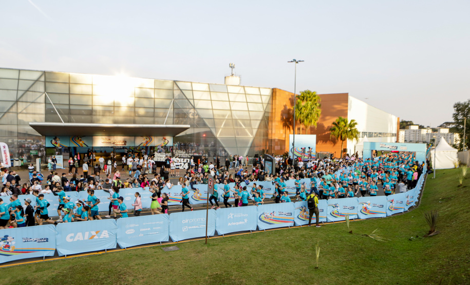 A capital paranaense foi sede neste domingo (4) da prova Disney Magic Run 2024, evento que contou com a participação de aproximadamente 5 mil atletas e aconteceu na Universidade Positivo.