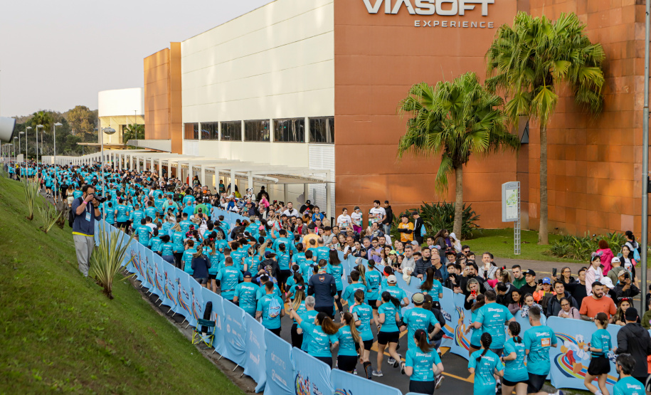 A capital paranaense foi sede neste domingo (4) da prova Disney Magic Run 2024, evento que contou com a participação de aproximadamente 5 mil atletas e aconteceu na Universidade Positivo.