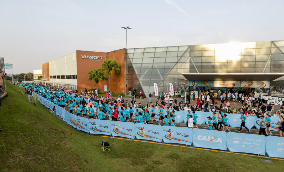 A capital paranaense foi sede neste domingo (4) da prova Disney Magic Run 2024, evento que contou com a participação de aproximadamente 5 mil atletas e aconteceu na Universidade Positivo.