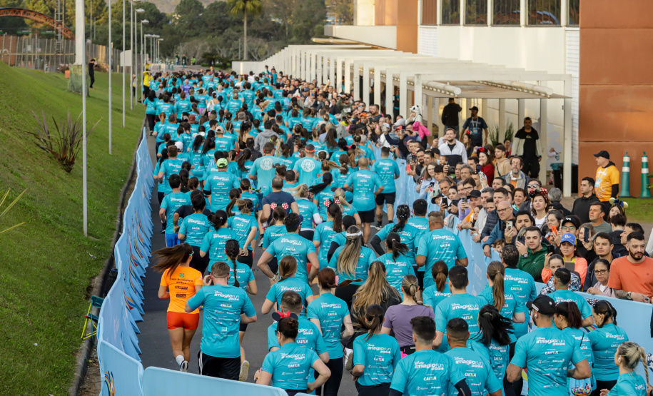 A capital paranaense foi sede neste domingo (4) da prova Disney Magic Run 2024, evento que contou com a participação de aproximadamente 5 mil atletas e aconteceu na Universidade Positivo.