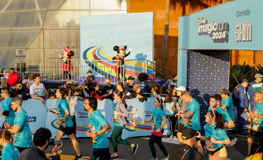 A capital paranaense foi sede neste domingo (4) da prova Disney Magic Run 2024, evento que contou com a participação de aproximadamente 5 mil atletas e aconteceu na Universidade Positivo.