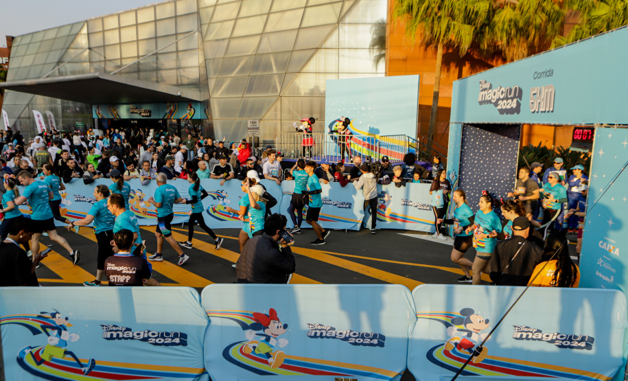 A capital paranaense foi sede neste domingo (4) da prova Disney Magic Run 2024, evento que contou com a participação de aproximadamente 5 mil atletas e aconteceu na Universidade Positivo.