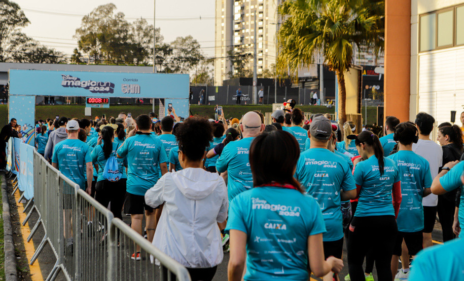 A capital paranaense foi sede neste domingo (4) da prova Disney Magic Run 2024, evento que contou com a participação de aproximadamente 5 mil atletas e aconteceu na Universidade Positivo.