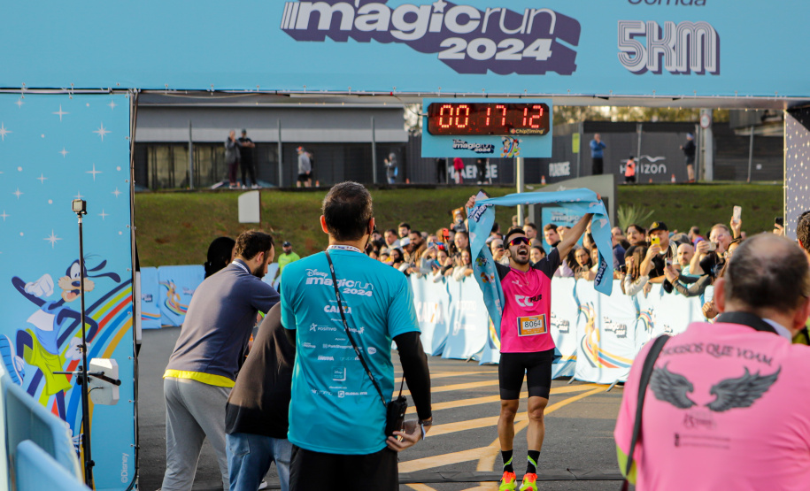 A capital paranaense foi sede neste domingo (4) da prova Disney Magic Run 2024, evento que contou com a participação de aproximadamente 5 mil atletas e aconteceu na Universidade Positivo.