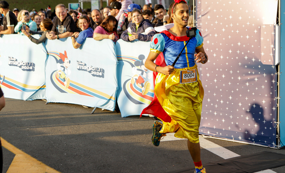 A capital paranaense foi sede neste domingo (4) da prova Disney Magic Run 2024, evento que contou com a participação de aproximadamente 5 mil atletas e aconteceu na Universidade Positivo.