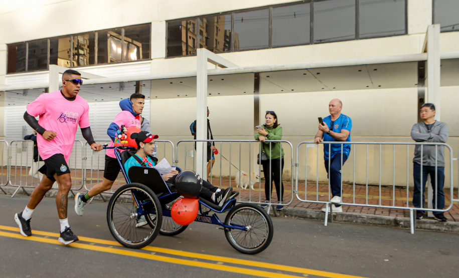 A capital paranaense foi sede neste domingo (4) da prova Disney Magic Run 2024, evento que contou com a participação de aproximadamente 5 mil atletas e aconteceu na Universidade Positivo.