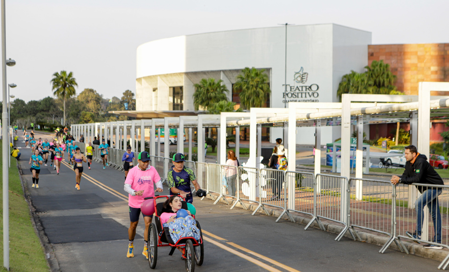 A capital paranaense foi sede neste domingo (4) da prova Disney Magic Run 2024, evento que contou com a participação de aproximadamente 5 mil atletas e aconteceu na Universidade Positivo.