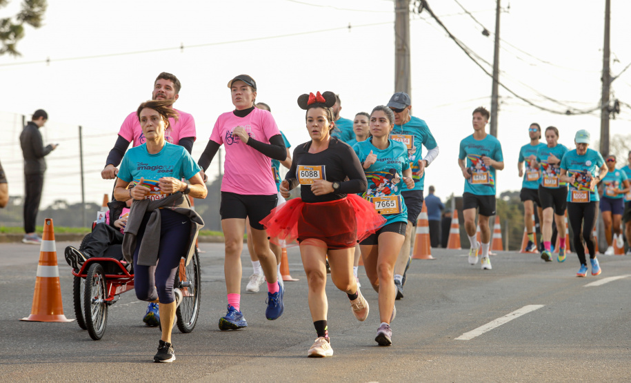 A capital paranaense foi sede neste domingo (4) da prova Disney Magic Run 2024, evento que contou com a participação de aproximadamente 5 mil atletas e aconteceu na Universidade Positivo.