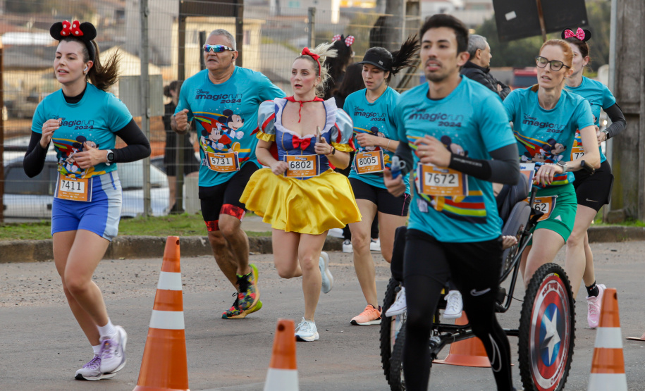 A capital paranaense foi sede neste domingo (4) da prova Disney Magic Run 2024, evento que contou com a participação de aproximadamente 5 mil atletas e aconteceu na Universidade Positivo.