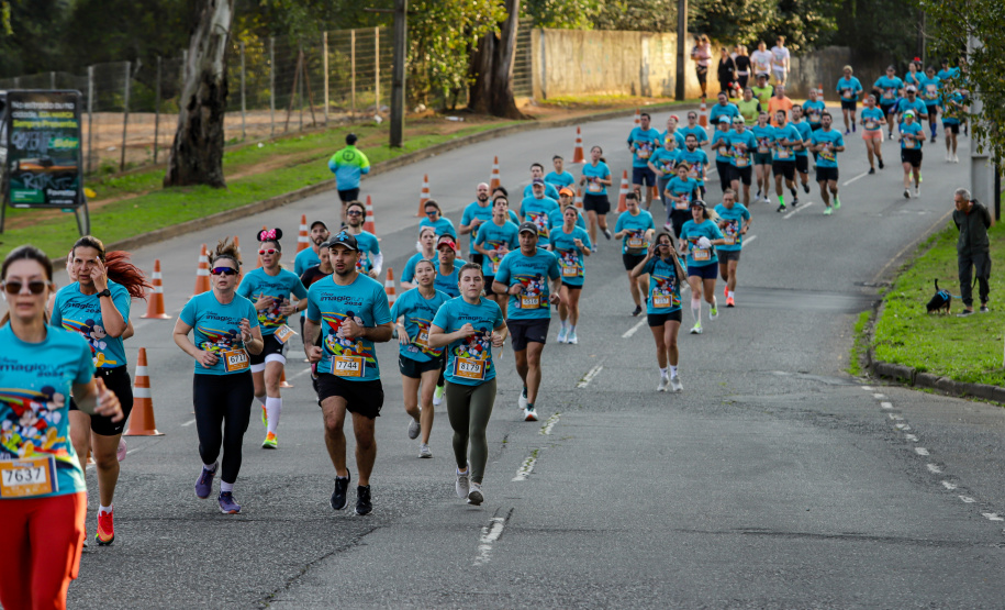 A capital paranaense foi sede neste domingo (4) da prova Disney Magic Run 2024, evento que contou com a participação de aproximadamente 5 mil atletas e aconteceu na Universidade Positivo.