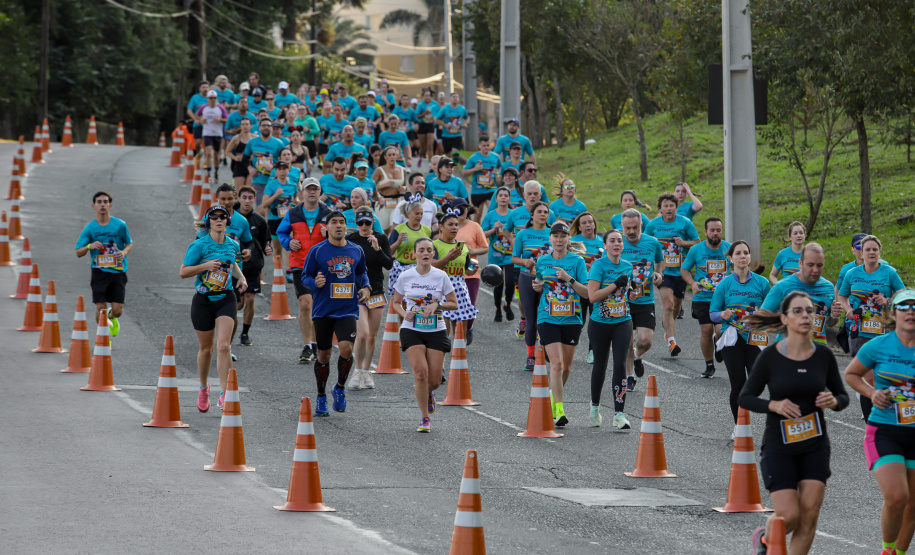 A capital paranaense foi sede neste domingo (4) da prova Disney Magic Run 2024, evento que contou com a participação de aproximadamente 5 mil atletas e aconteceu na Universidade Positivo.