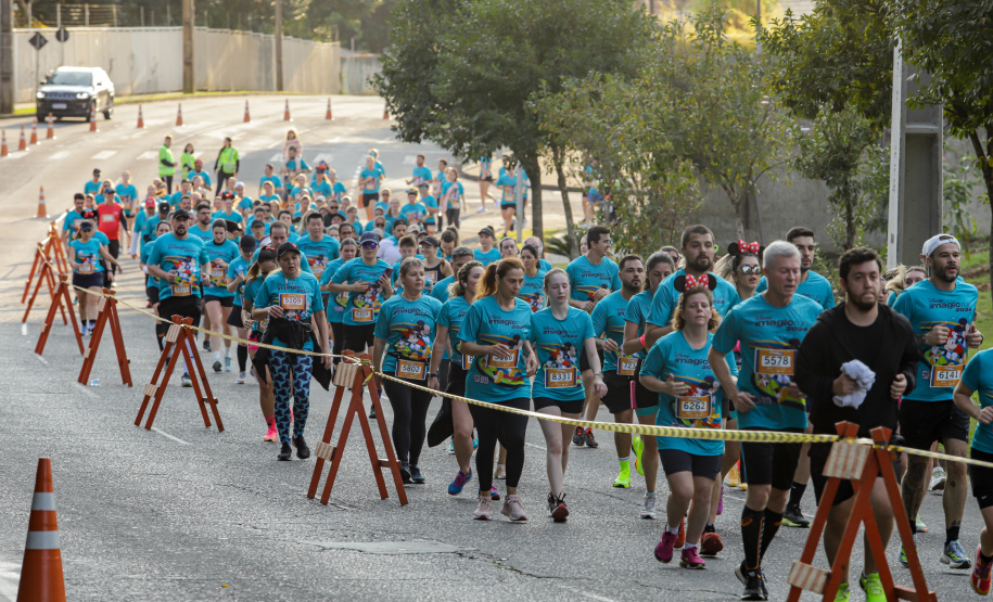 A capital paranaense foi sede neste domingo (4) da prova Disney Magic Run 2024, evento que contou com a participação de aproximadamente 5 mil atletas e aconteceu na Universidade Positivo.